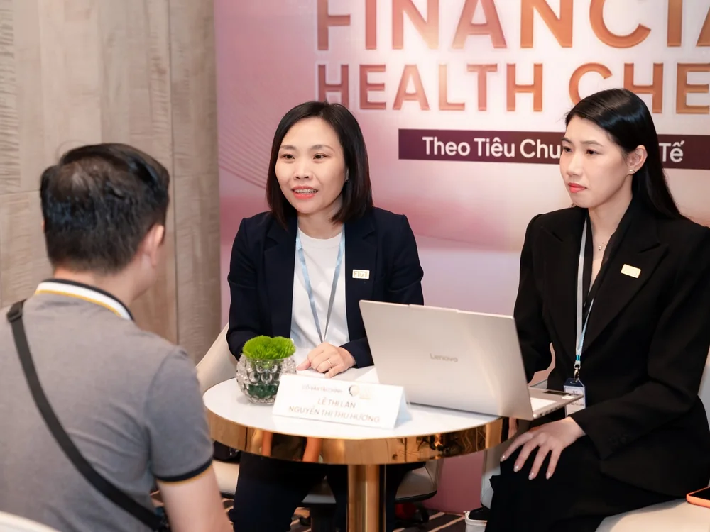 Cố vấn Tâm Giao khám sức khỏe tài chính cho khách hàng